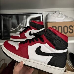 Jordan 1 Retro High
Satin Snake Chicago